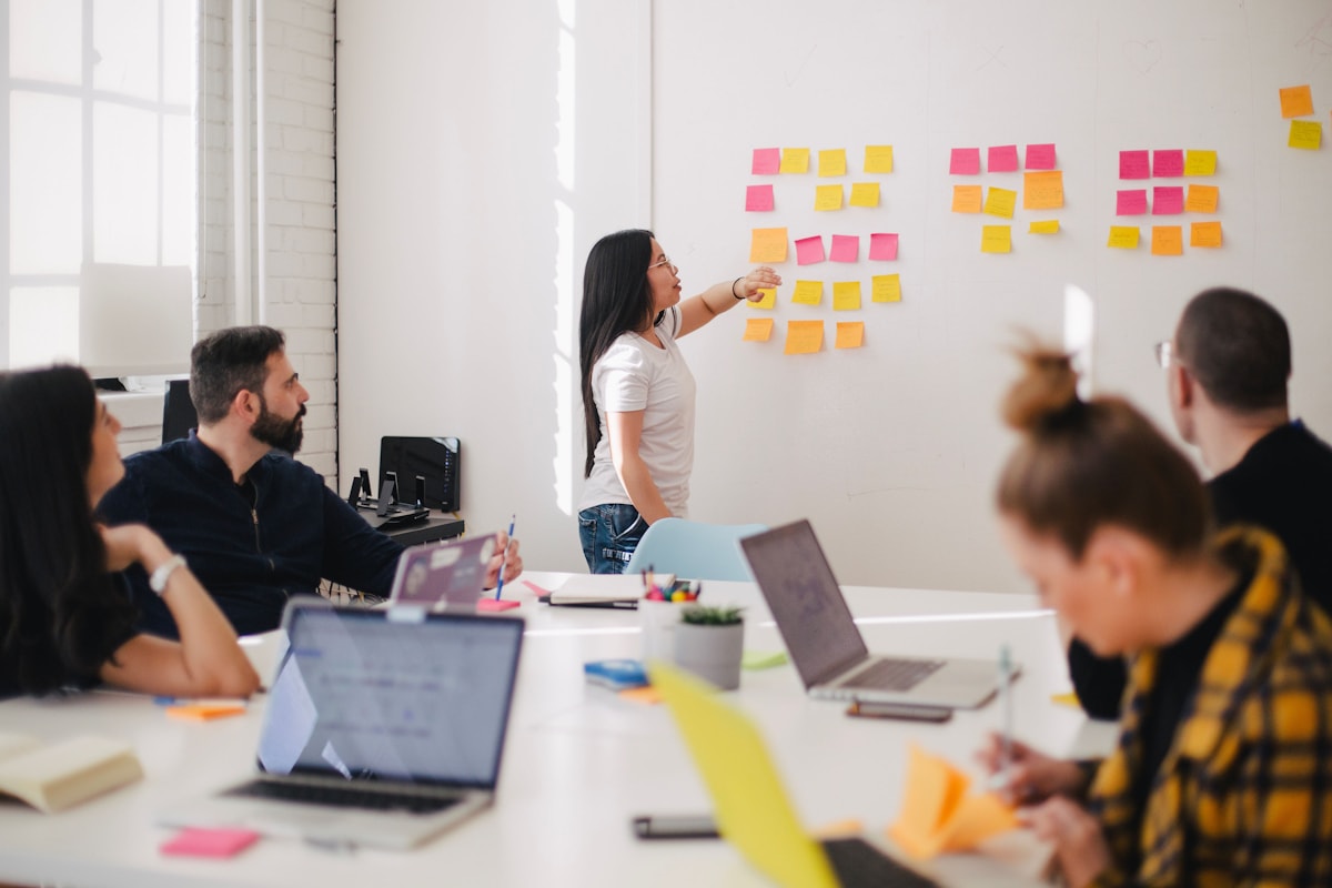 Equipo de consultoría analizando procesos empresariales